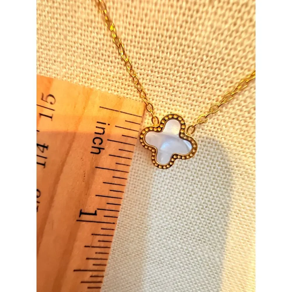 Vintage Clover Mother of Pearl Gold Tone Necklace 18+2”